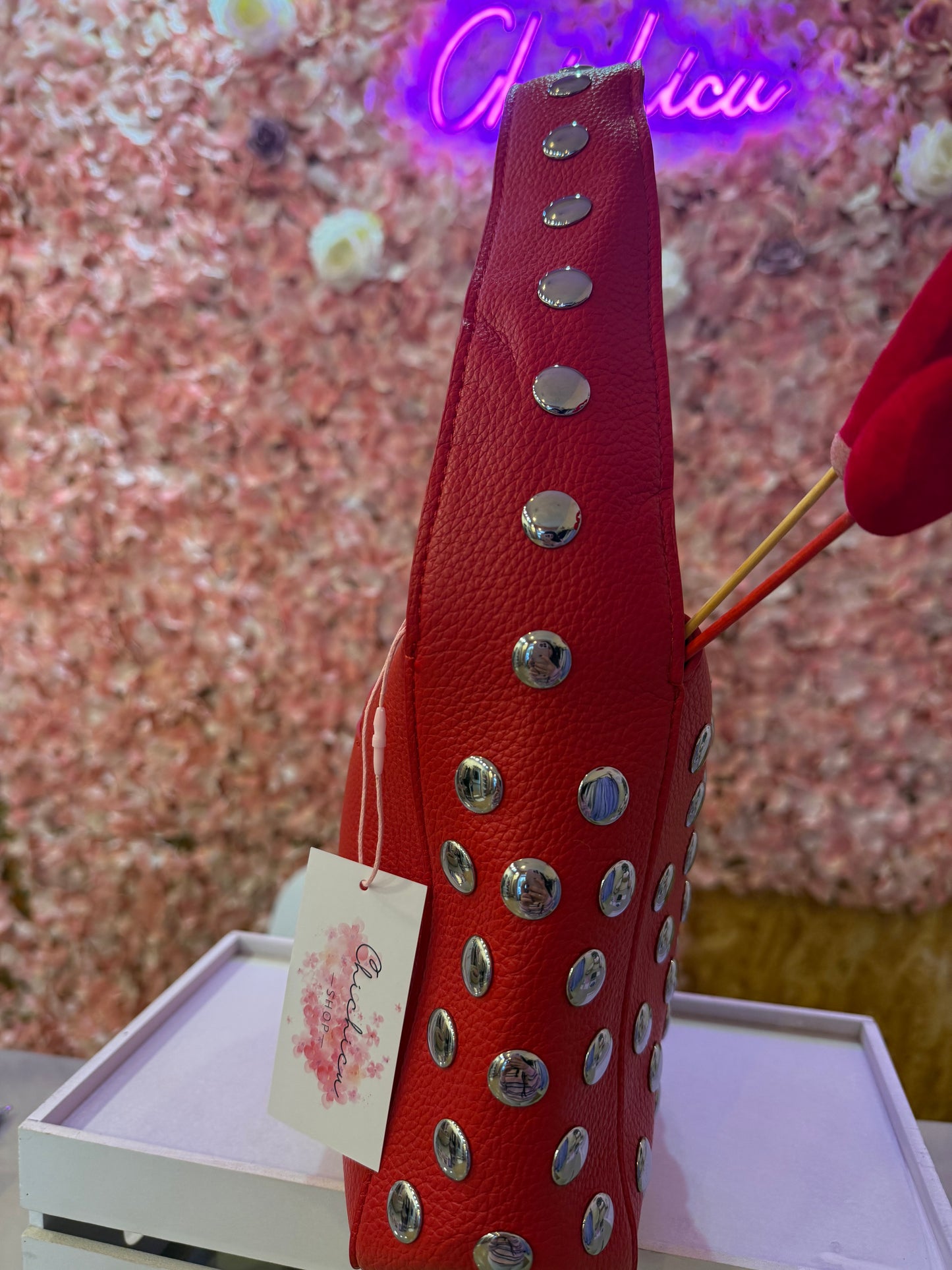 Bolso tachuelas rojo