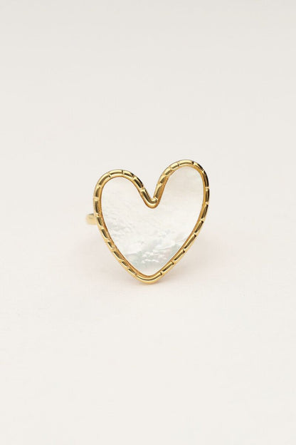 Anillo corazón de nácar.