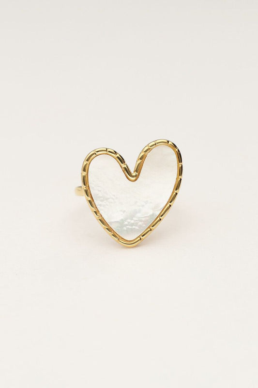 Anillo corazón de nácar.