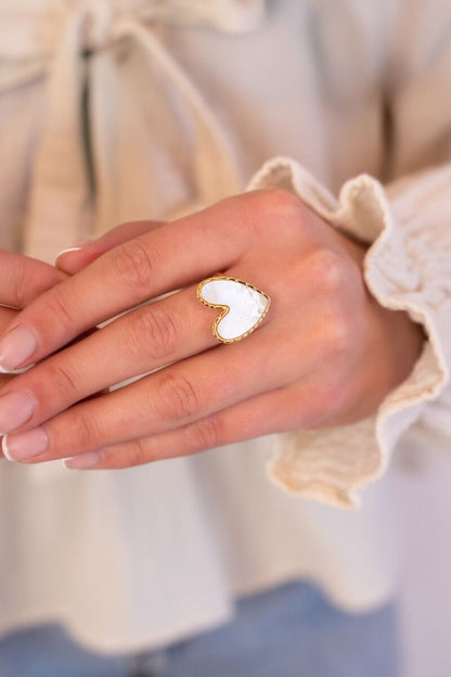 Anillo corazón de nácar.