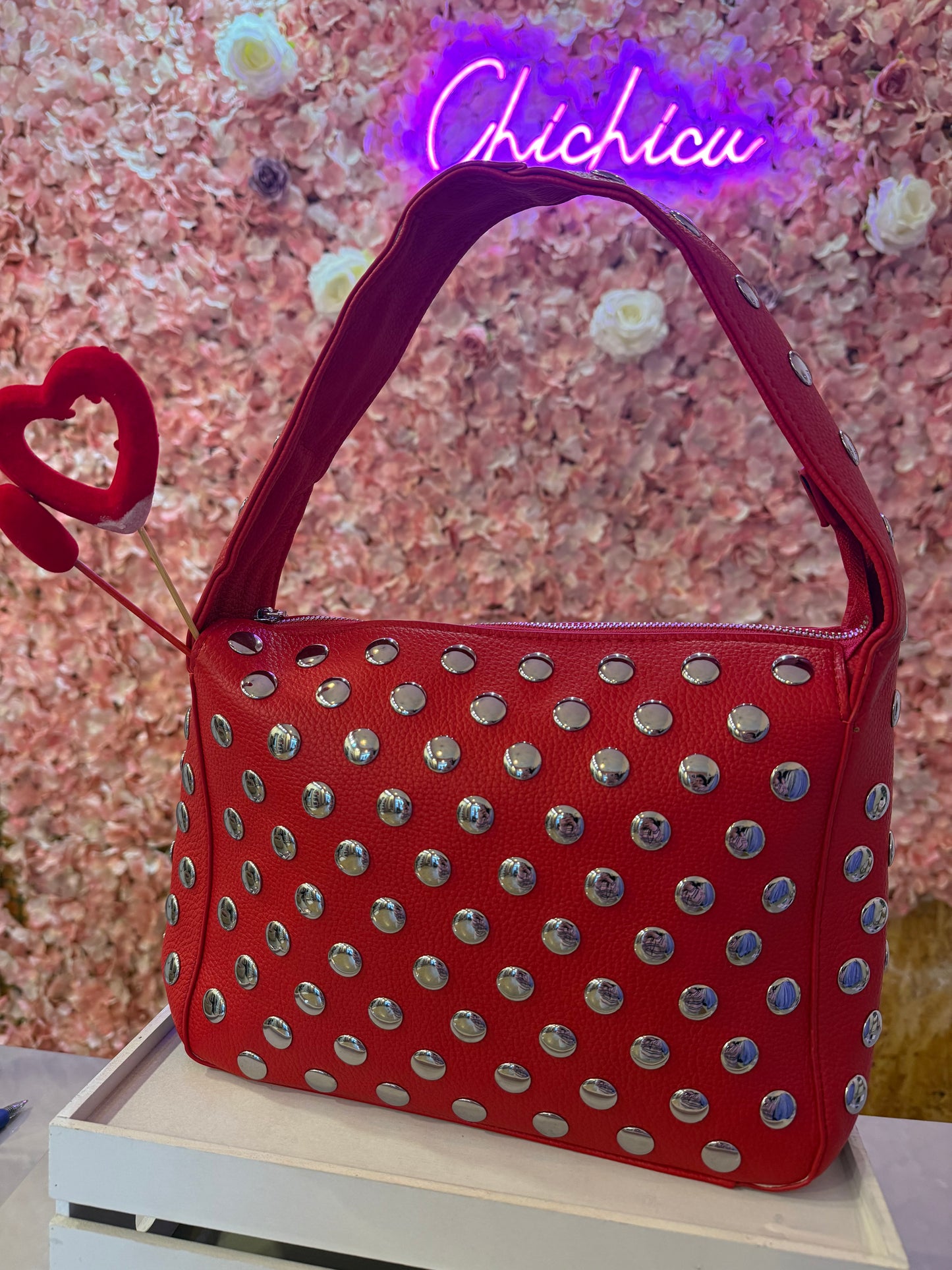 Bolso tachuelas rojo