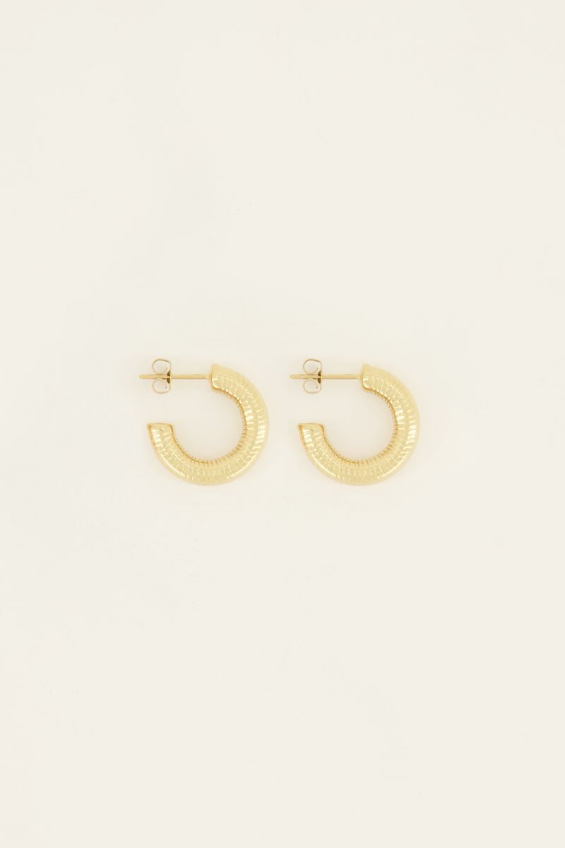 Pendientes redondos con sutil detalle de nervadura