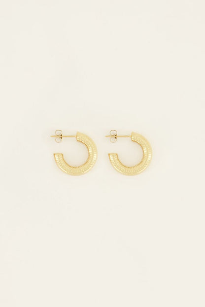 Pendientes redondos con sutil detalle de nervadura