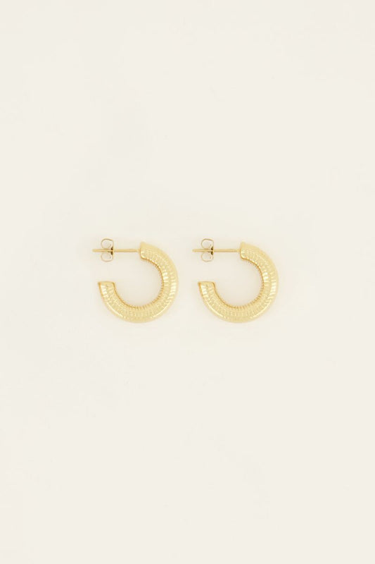 Pendientes redondos con sutil detalle de nervadura