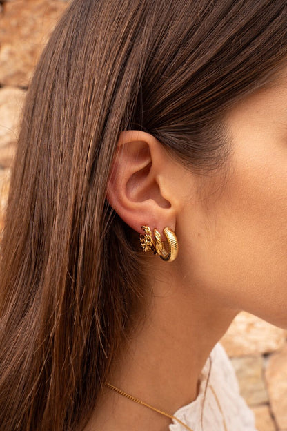 Pendientes redondos con sutil detalle de nervadura