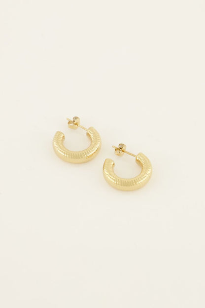 Pendientes redondos con sutil detalle de nervadura