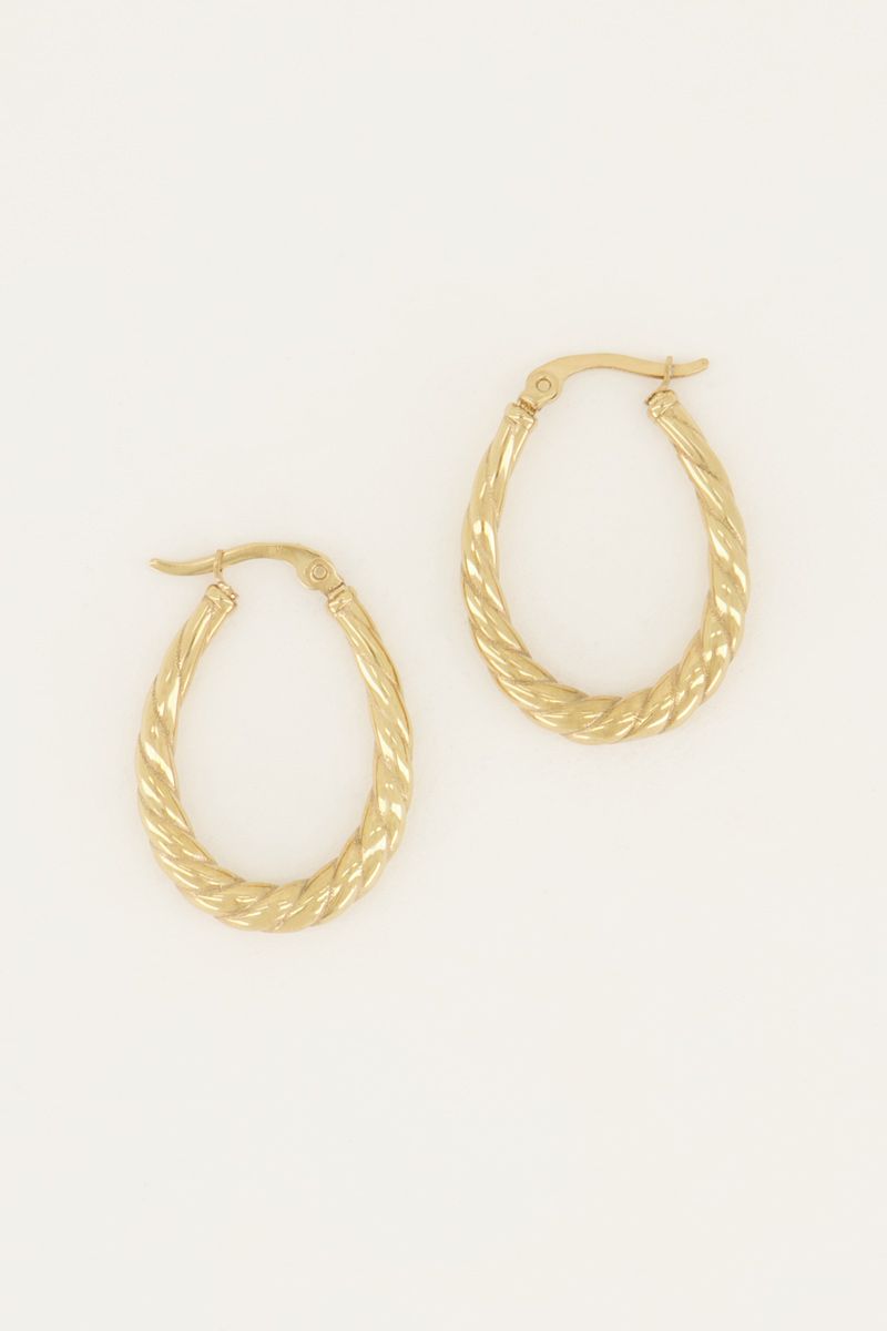 Pendientes ovalados retorcidos.