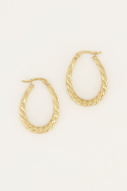 Pendientes ovalados retorcidos.