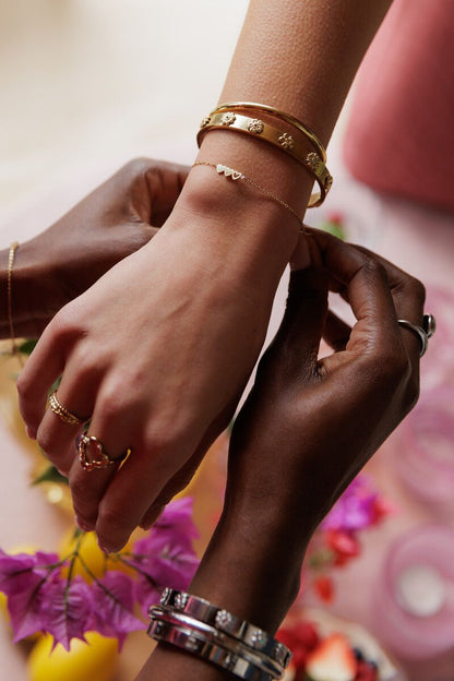 Conjunto de pulseras triple corazón